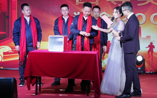 黄石一飞冲天300倍2024年终晚会：凝心聚力，共创辉煌！