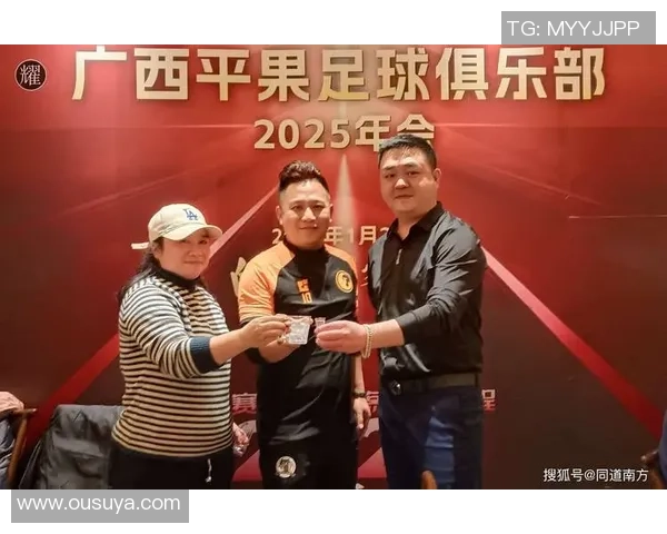 足球巨星亲临现场激情观赛引发全场球迷热烈互动与无限期待